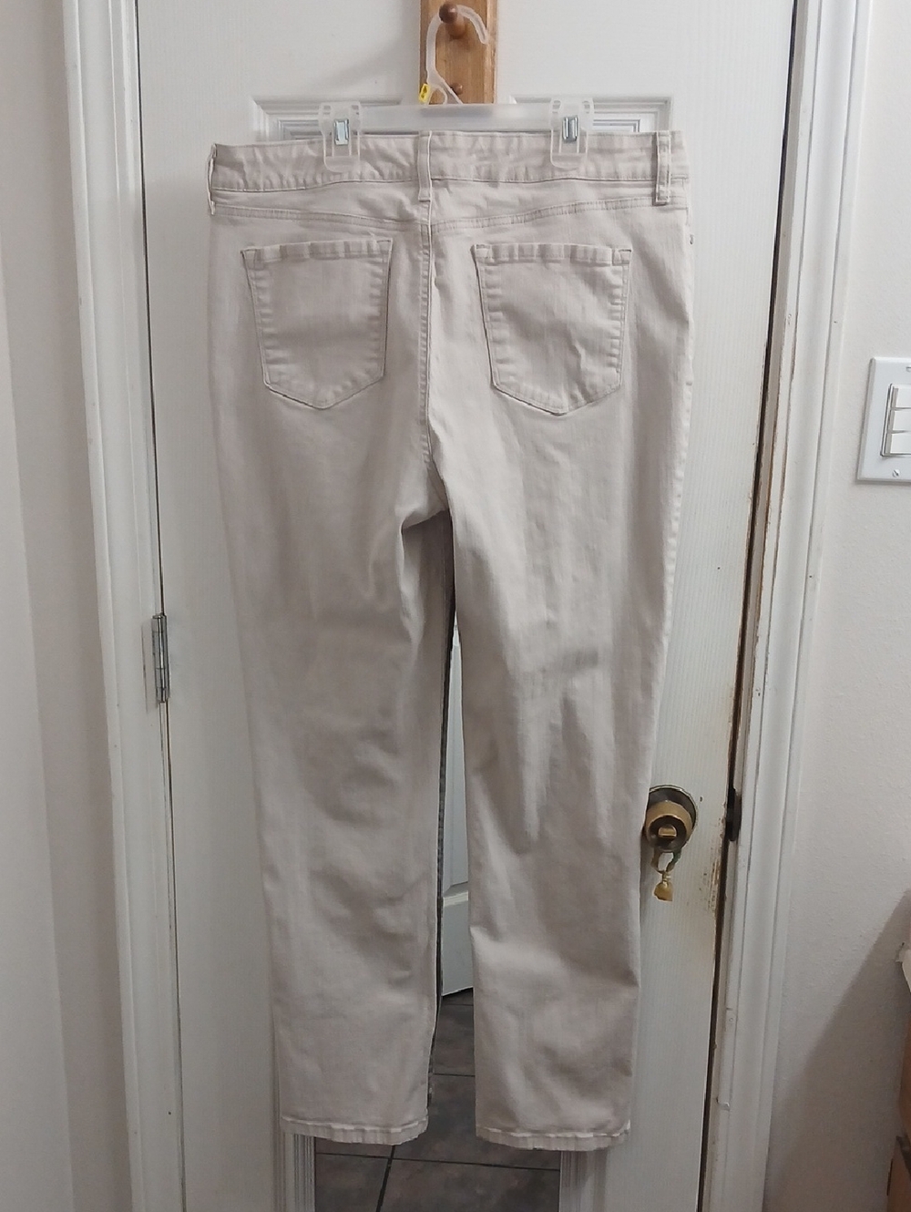 Bandolino Cream Straight-Leg Jeans Size 14 - Picture 4 of 10